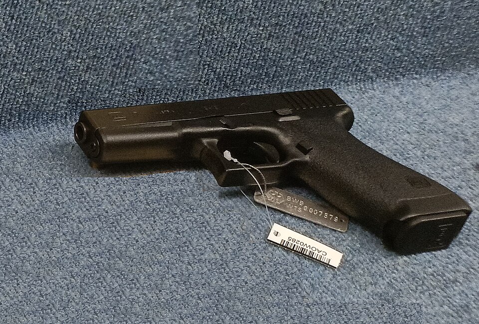 File:8.096 Selbstladepistole Glock-17 in the Wehrtechnische Studiensammlung Koblenz.jpg